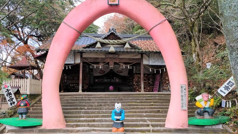 愛知県犬山市の桃太郎神社はコンクリート像が迎えるパワー ...