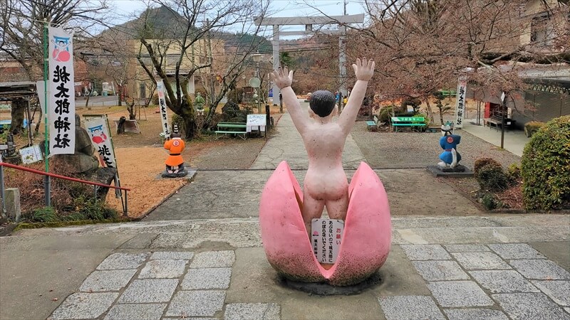 愛知県犬山市の桃太郎神社は、コンクリート像が迎えるパワースポット
