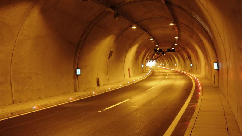 トンネル内の照明は奥が深い