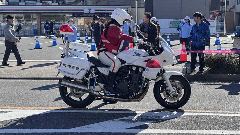 白バイが赤色灯を光らせながら、止まれと言っている