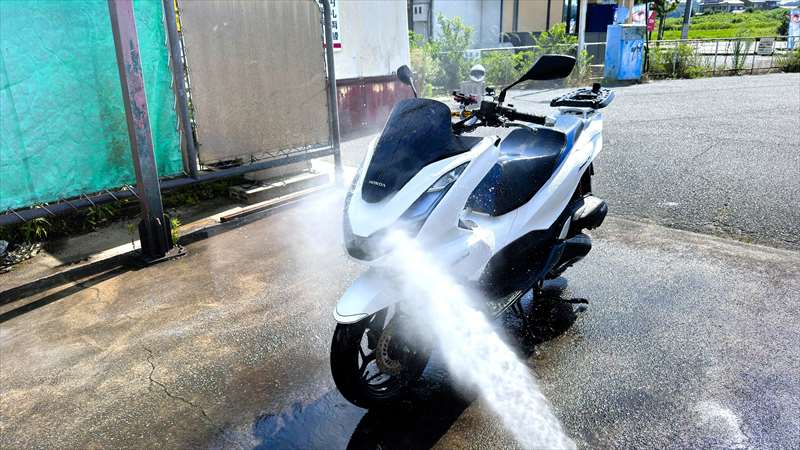バイクの洗車は、汚れは落ちるが水が入り込む