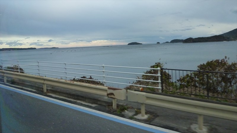 大型トラックの列に挟まれながら走る