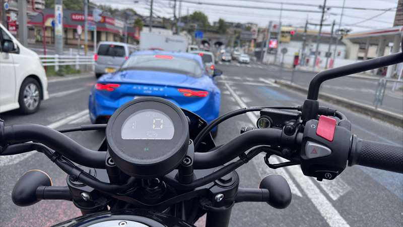 バイクは、周りの視線を集める