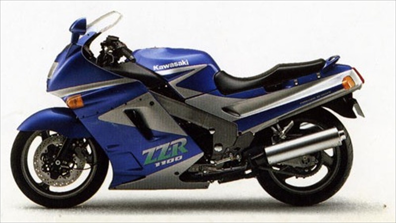 大型トラックとカワサキ ZZR1100（ニンジャZX-11）