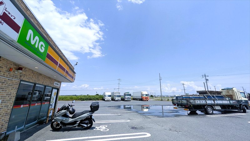 日なたに駐車する時は、荷物を置いてシートのアッチンチンを回避